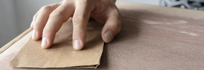 Hand schleift Holzplatte mit Schleifpapier